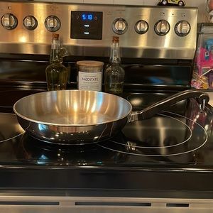 TWO ITEMS  Farberware 10in stainless steel skillet AND 8qt pot TWO great items!
